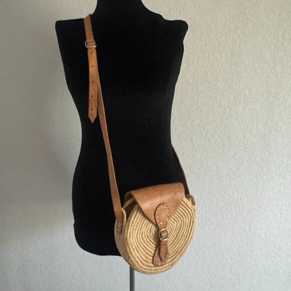 Unbranded Handbags - VTG Handcrafted Round Straw Crossbody Bag Purse Rattan Leather Boho Woven